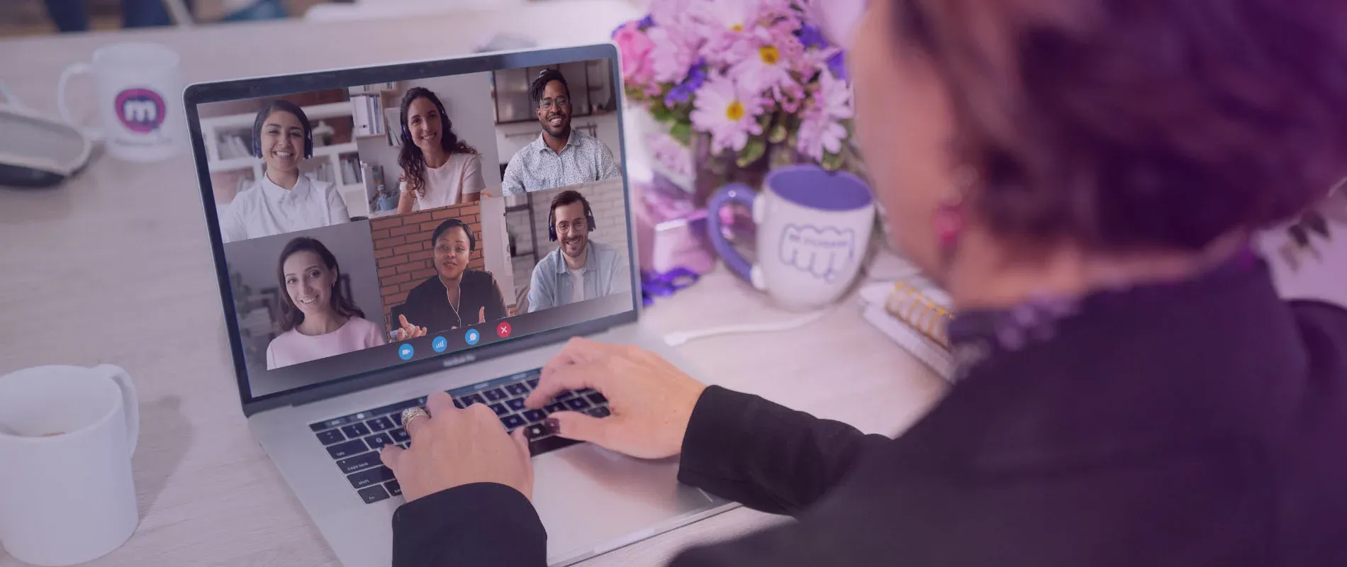 Mentora guiando a un beneficiario a través de una videollamada